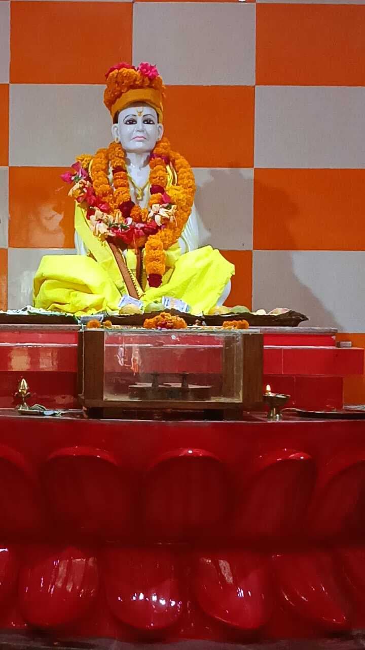 प्रतिमा स्थापना के साथ पूजा-अर्चना को उमड़ी श्रद्धालुओं की भीड़