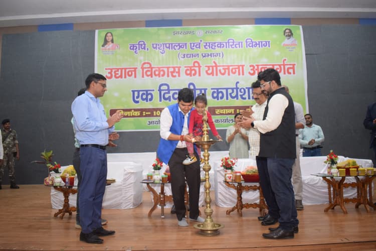 किसानों को फल, फूल, सब्जी की खेती के लिए किया गया प्रेरित