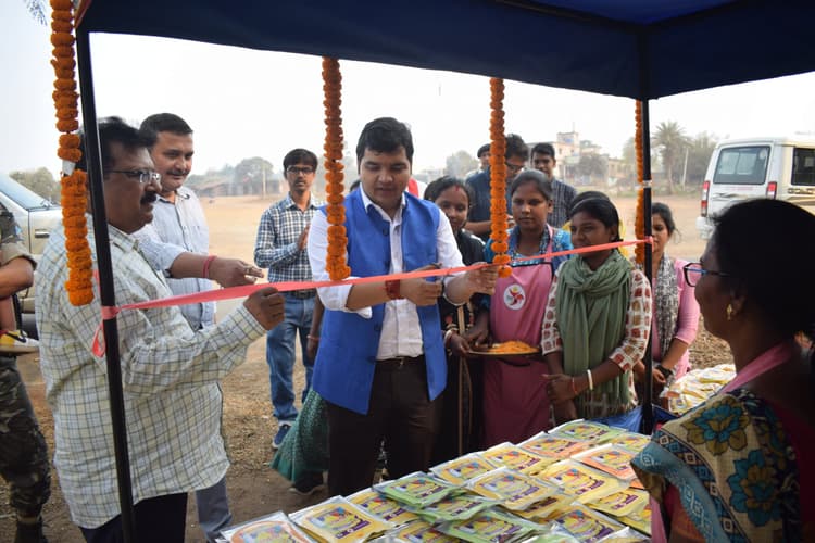 डीसी ने हर्बल अबीर विक्रय स्टॉल का किया उद्घाटन