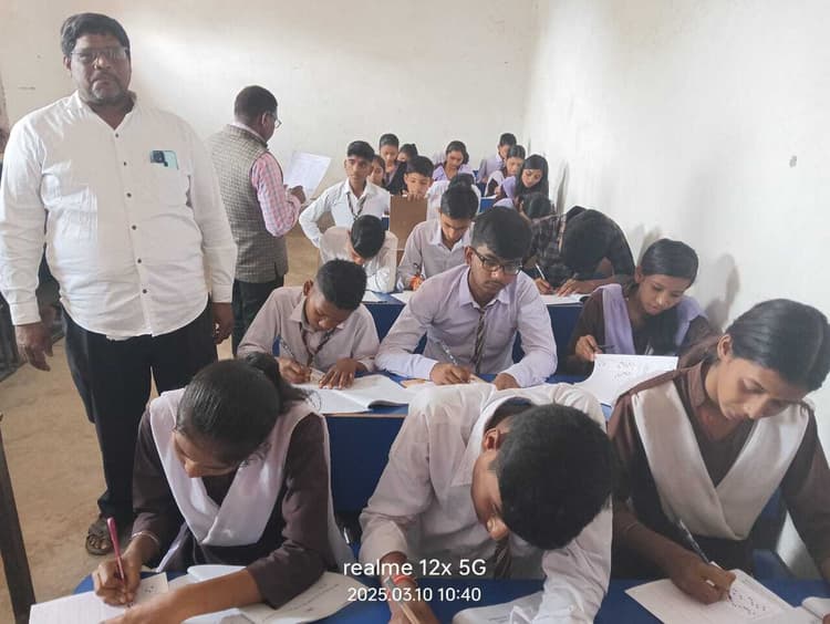 करौं में 1843 बच्चे आठवीं बोर्ड परीक्षा में हुए शामिल