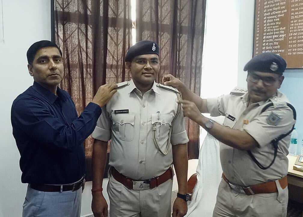 पदोन्नति के बाद एसडीपीओ ने एएसआइ को लगाया बैच