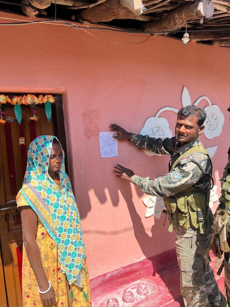 उग्रवादी के घर पर पुलिस ने चिपकाया इश्तेहार