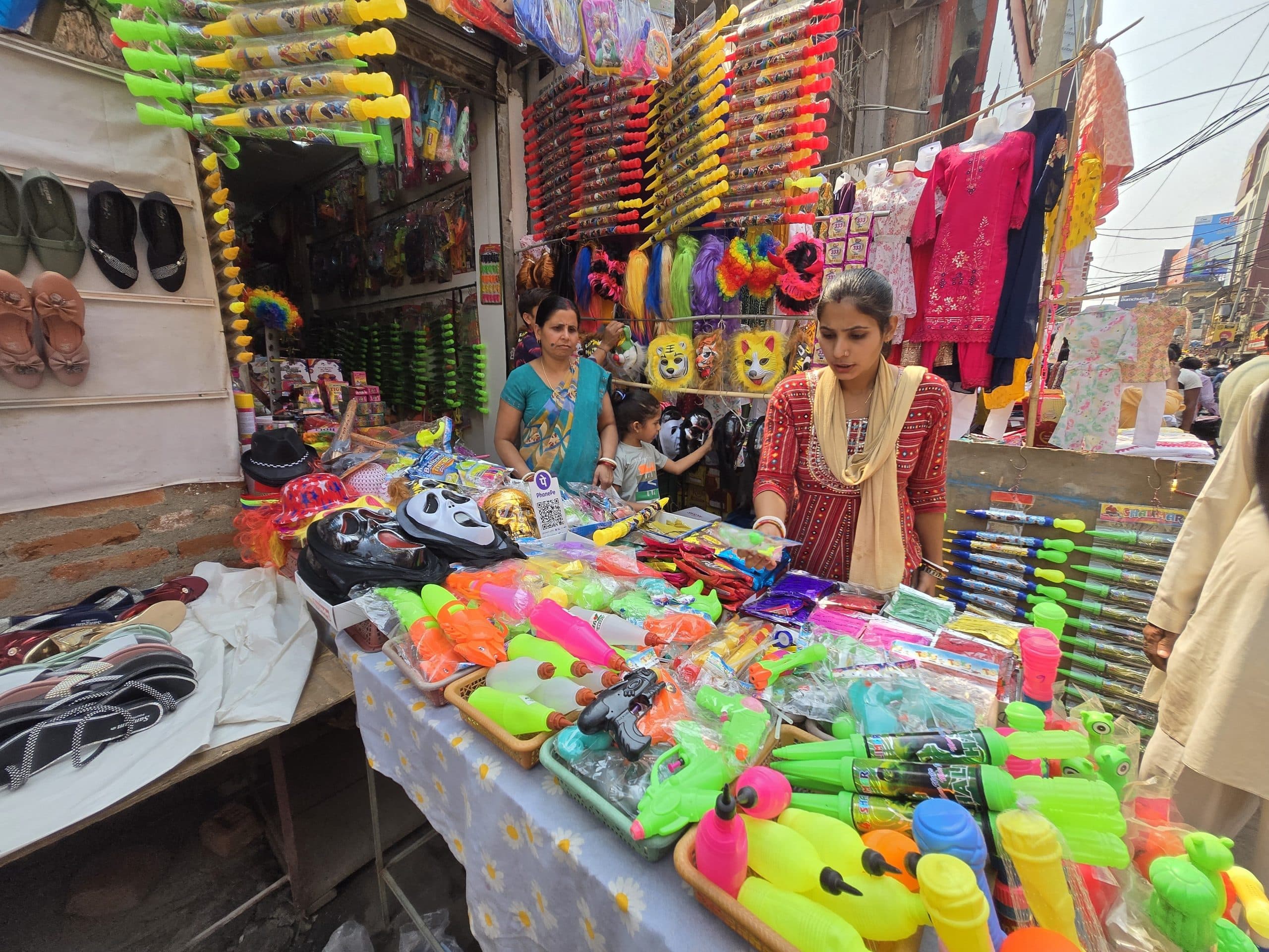 Deoghar news : होली का बाजार परवान पर, रंग-पिचकारी, कपड़े व राशन दुकानों में लगी भीड़