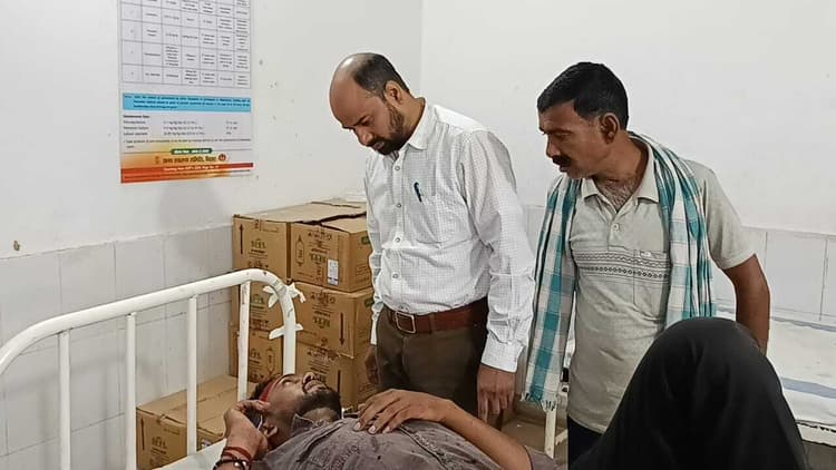 दो बाइक की सीधी टक्कर में चालक घायल, रेफर