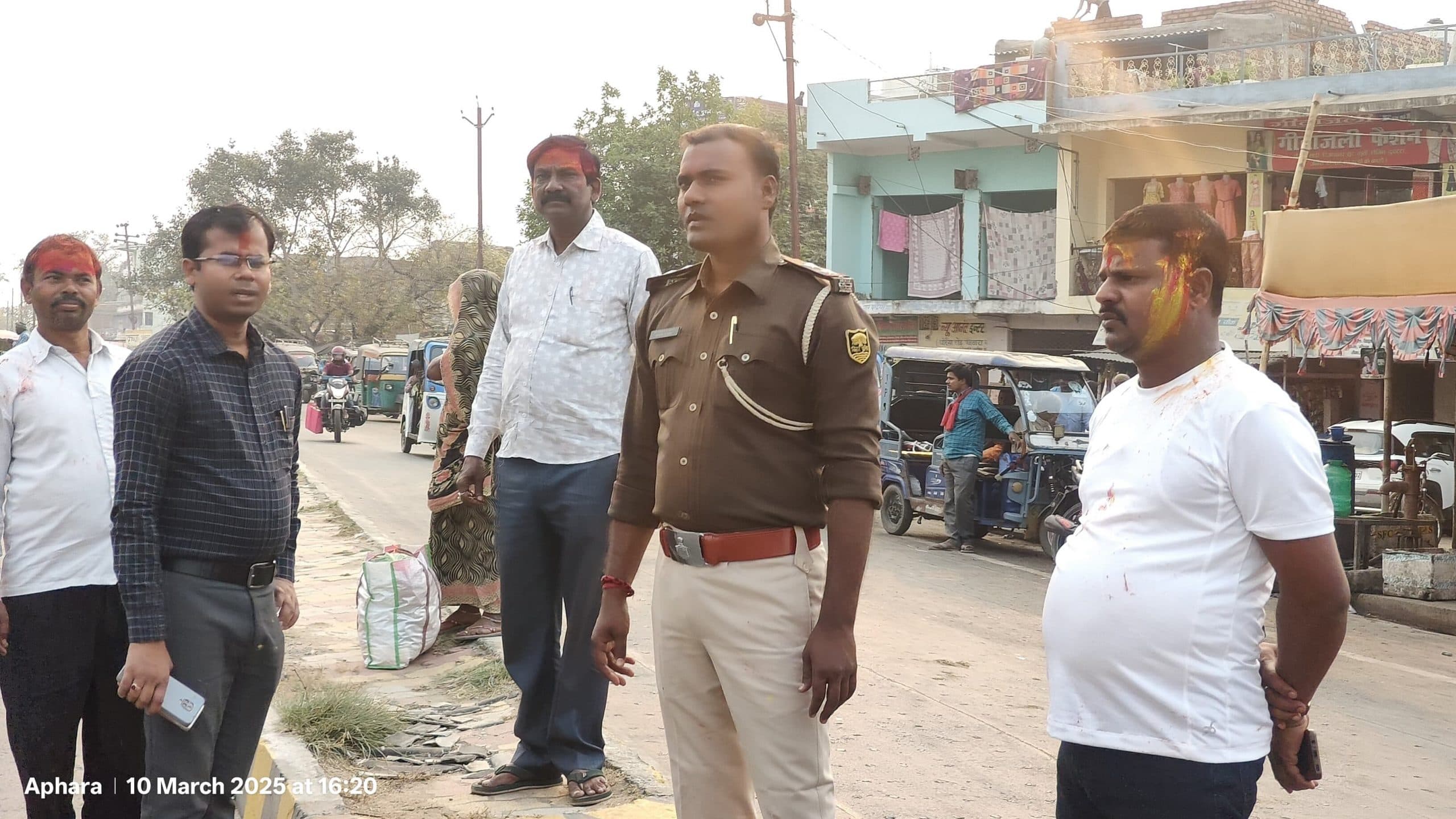 संकट मोचन चौक डिवाइडर का बीडीओ ने किया निरीक्षण