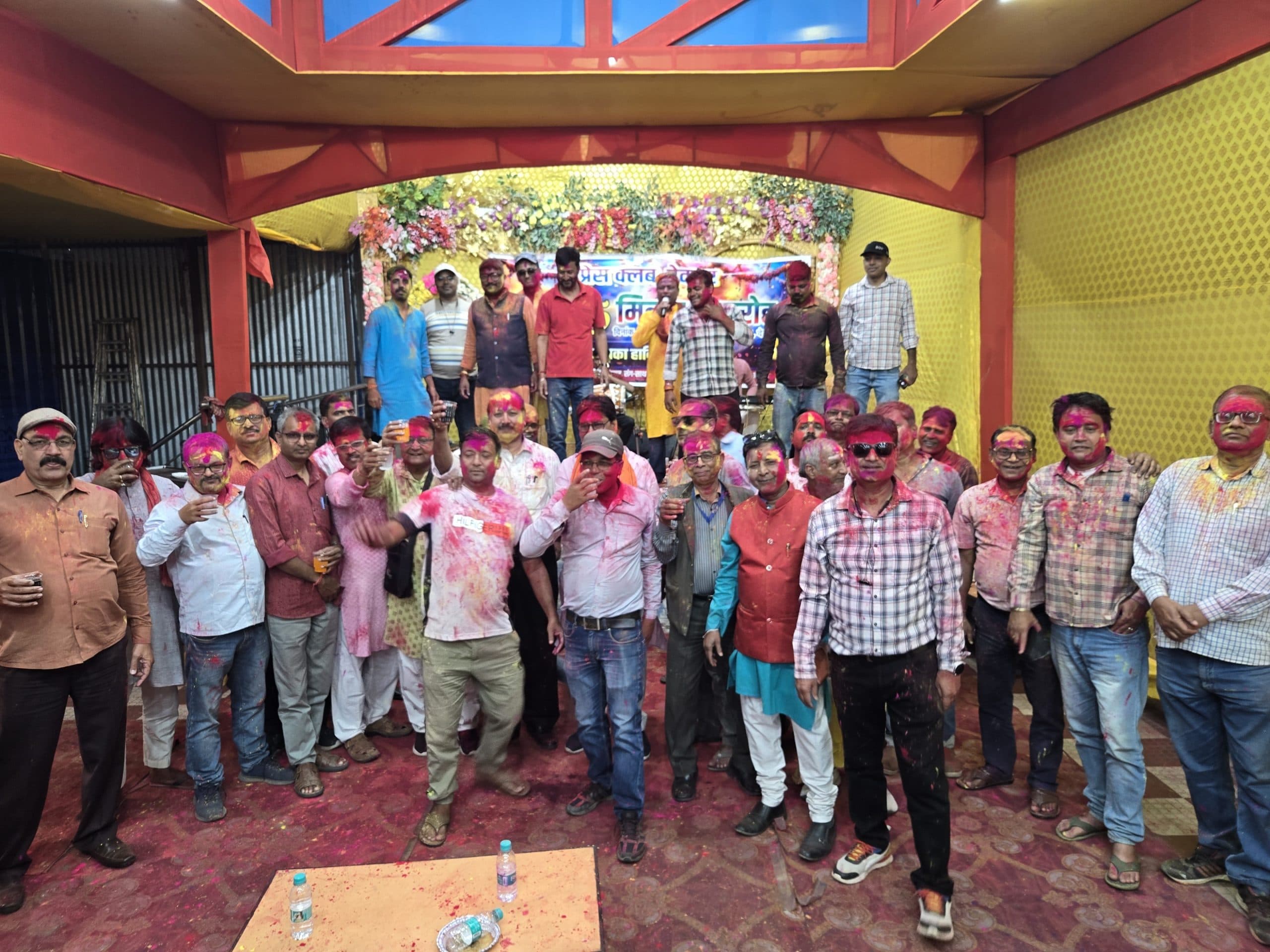 Deoghar News : प्रेस क्लब देवघर के होली मिलन समारोह में उड़े अबीर व गुलाल, लगे ठुमके