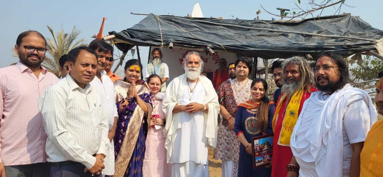 कई दिव्यता और धार्मिकताओं को अपने अंदर समेटे हैं मंदार- गीता मनीषी स्वामी ज्ञानानंद