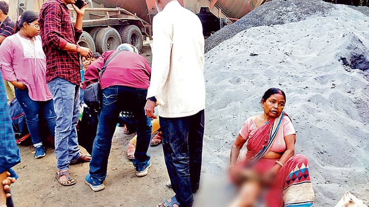 ट्रेलर से मिनी बस की हुई भिड़ंत कई जख्मी, करायी मरहम-पट्टी