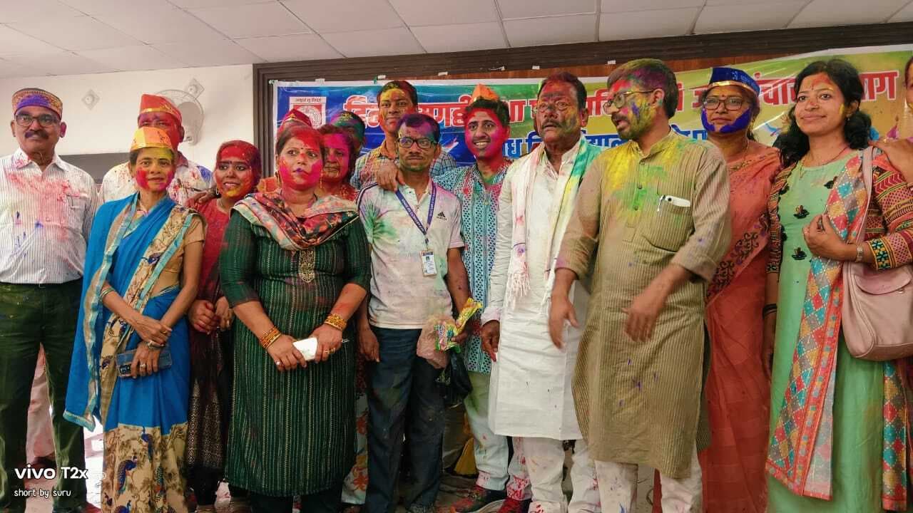 Gaya News : रंगोत्सव का आयोजन कर महामूर्ख व मूर्खराज की पदवी से नवाजा