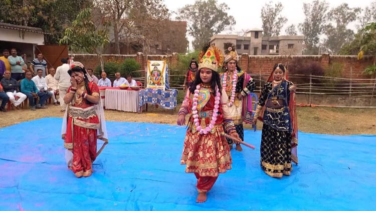 Giridih News :मोदी सेवा ट्रस्ट का होली मिलन समारोह