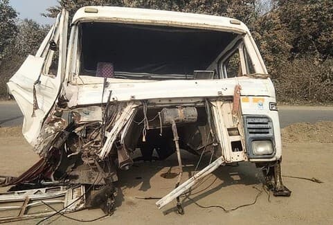 ट्रक कंटेनर व ट्रैक्टर की जोरदार टक्कर में कंटेनर चालक की मौत