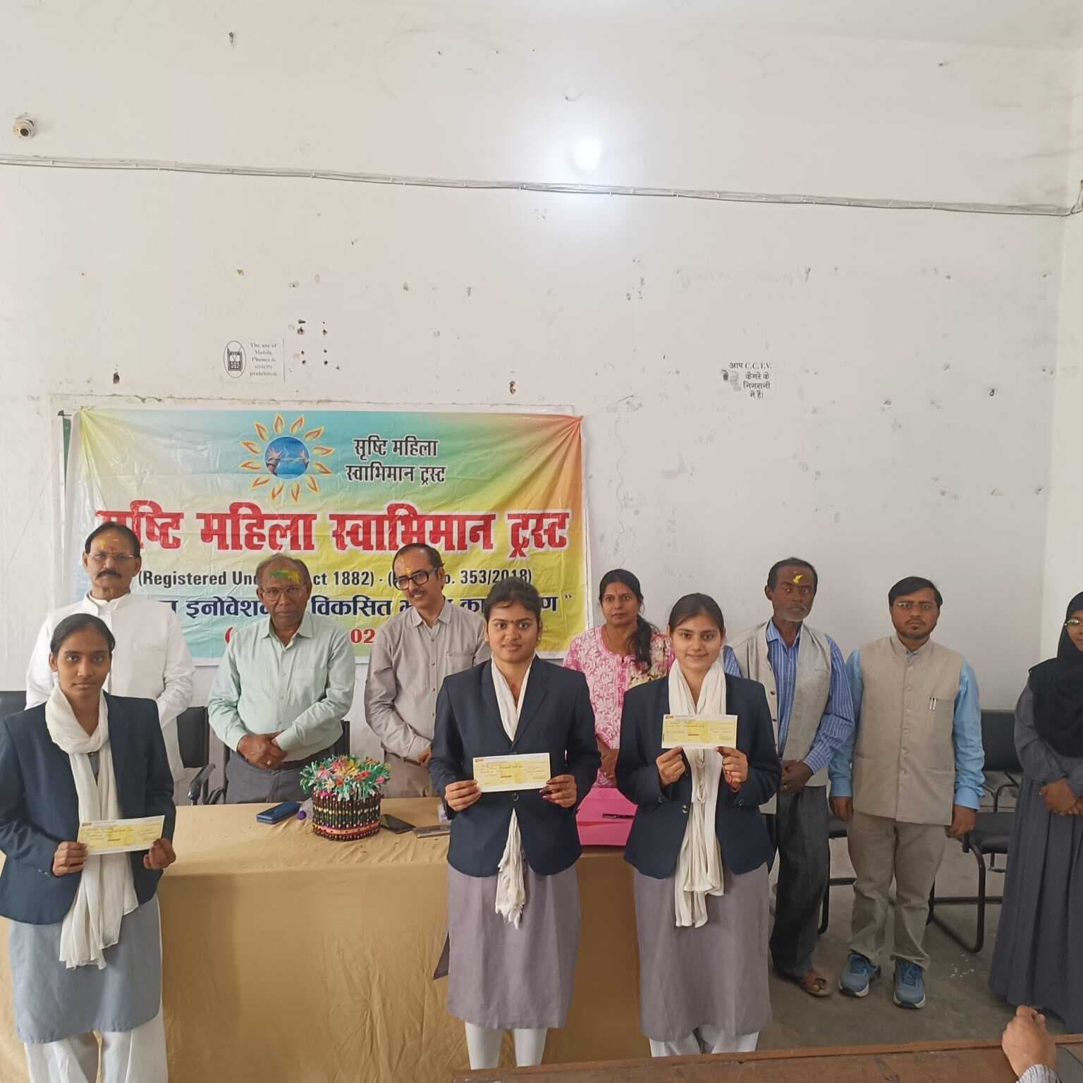 Gaya News : क्लास में बेहतर उपस्थिति के लिए तीन छात्राओं को मिली छात्रवृत्ति