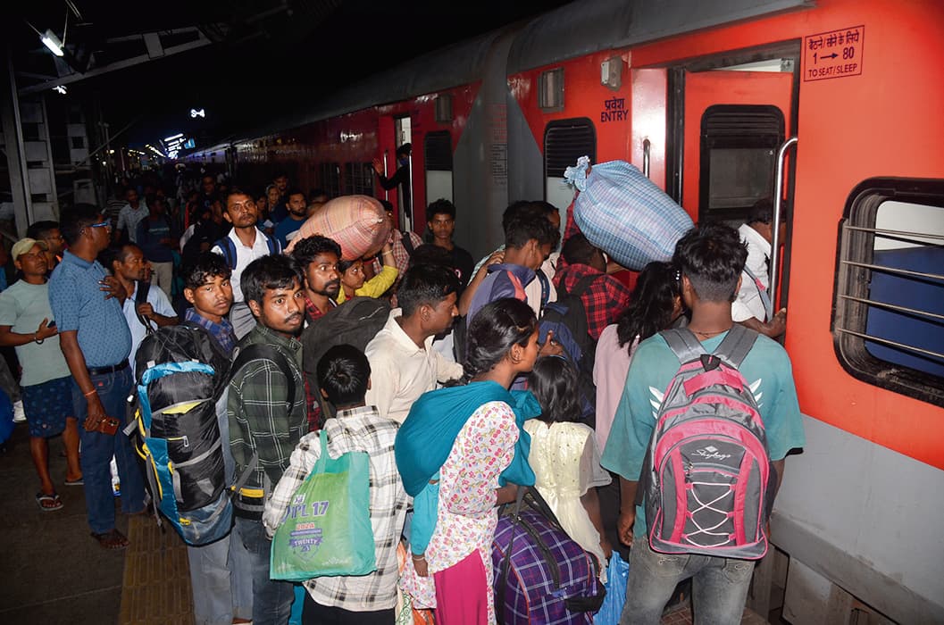 Ranchi News : बिहार व यूपी जानेवाली किसी भी ट्रेन में सीट नहीं, यात्री परेशान