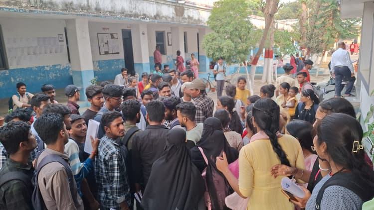 Bhagalpur news ज्यादा फीस लेने को लेकर ताड़र कॉलेज में विद्यार्थियों ने किया हंगामा