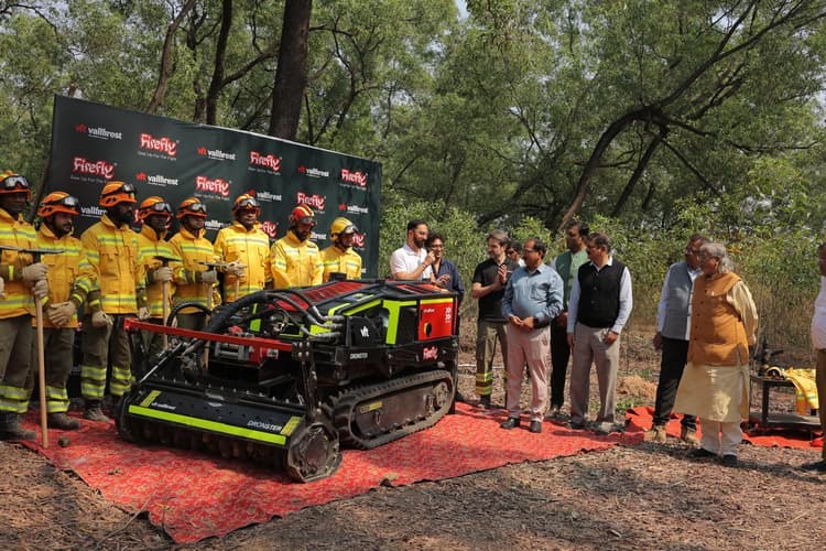 Jamshedpur News :पहली बार दलमा जंगल में आग बुझाने के लिए ड्रोनस्टर का होगा इस्तेमाल