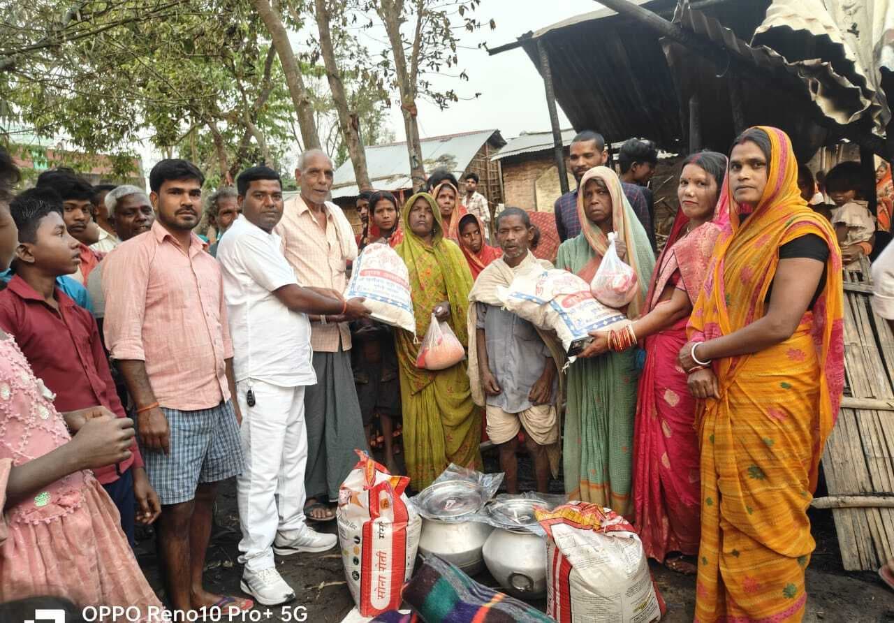 अग्नि पीड़ित के परिजनों को दी गयी राहत सामग्री