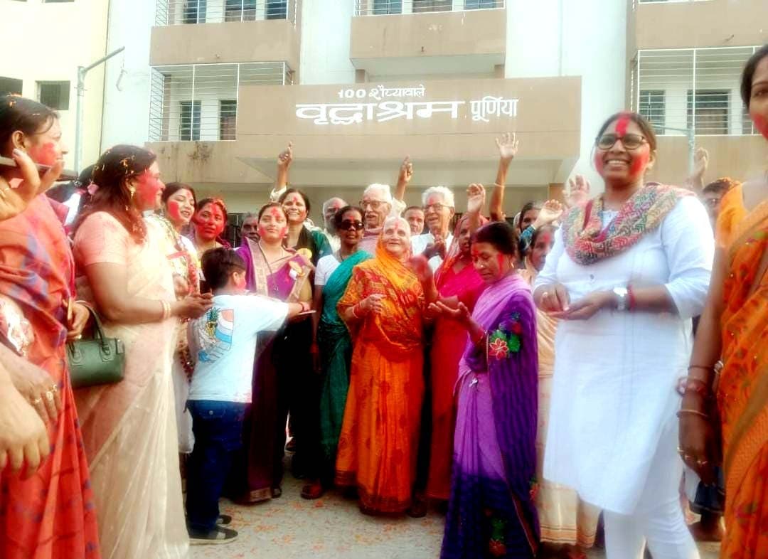 वृद्धाश्रम में बुजुर्गों के साथ वीरांगना क्लब ने खेली होली