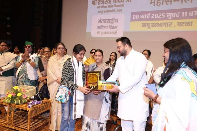 गायिका तृषा आनंद को पूर्व मुख्यमंत्री ने किया सम्मानित