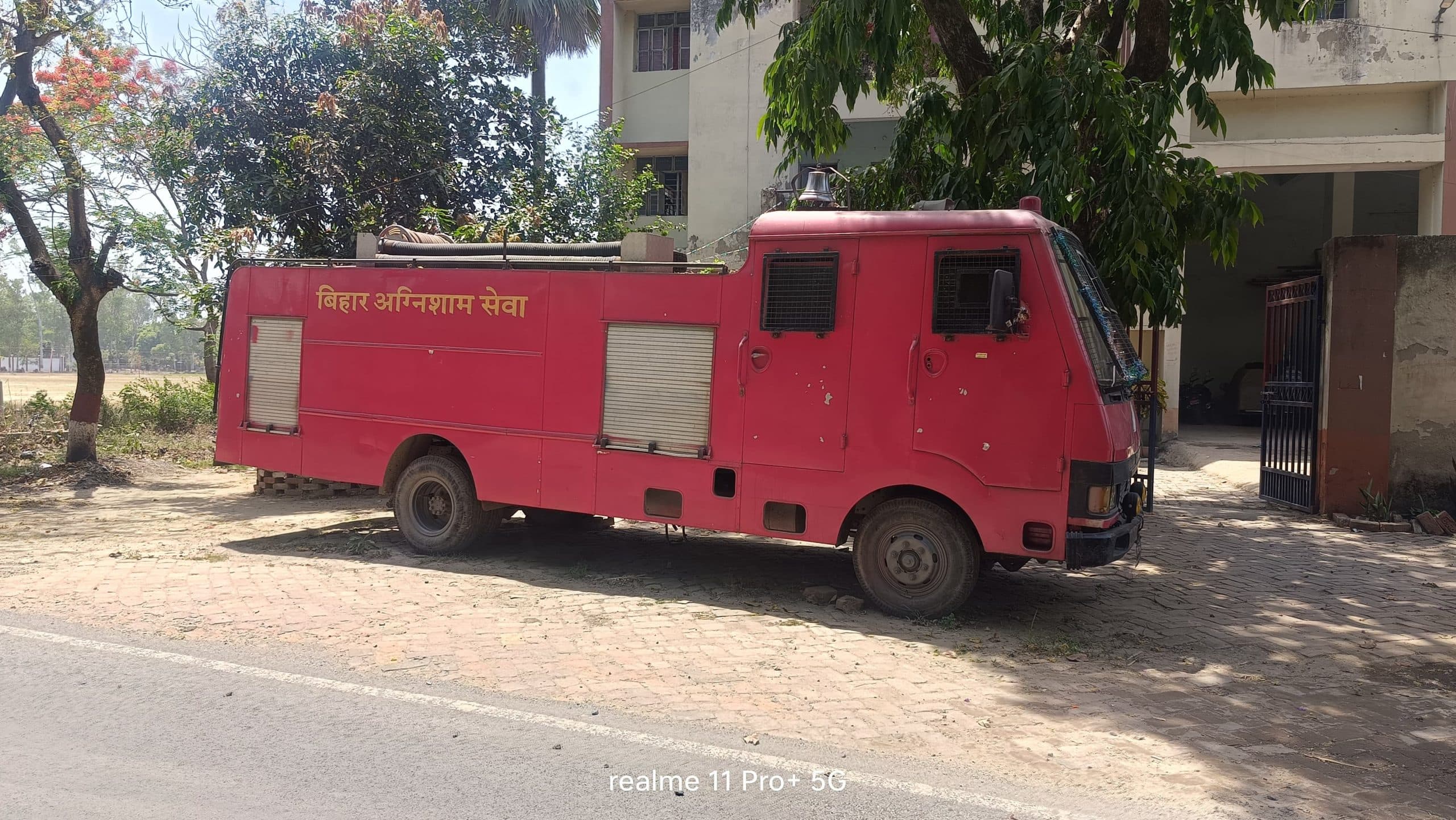 छोटी सी चिंगारी को पछुआ हवा बना देती है दावानल