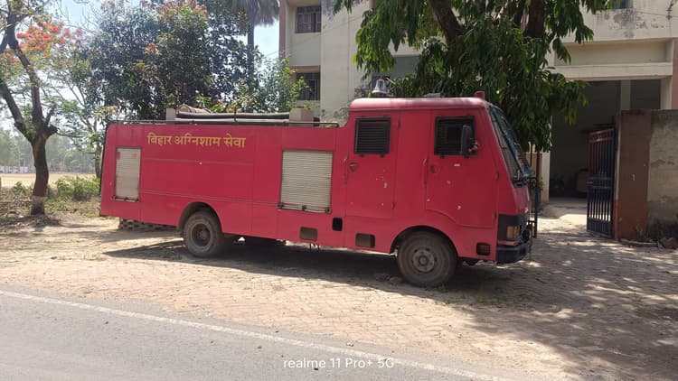 छोटी सी चिंगारी को पछुआ हवा बना देती है दावानल