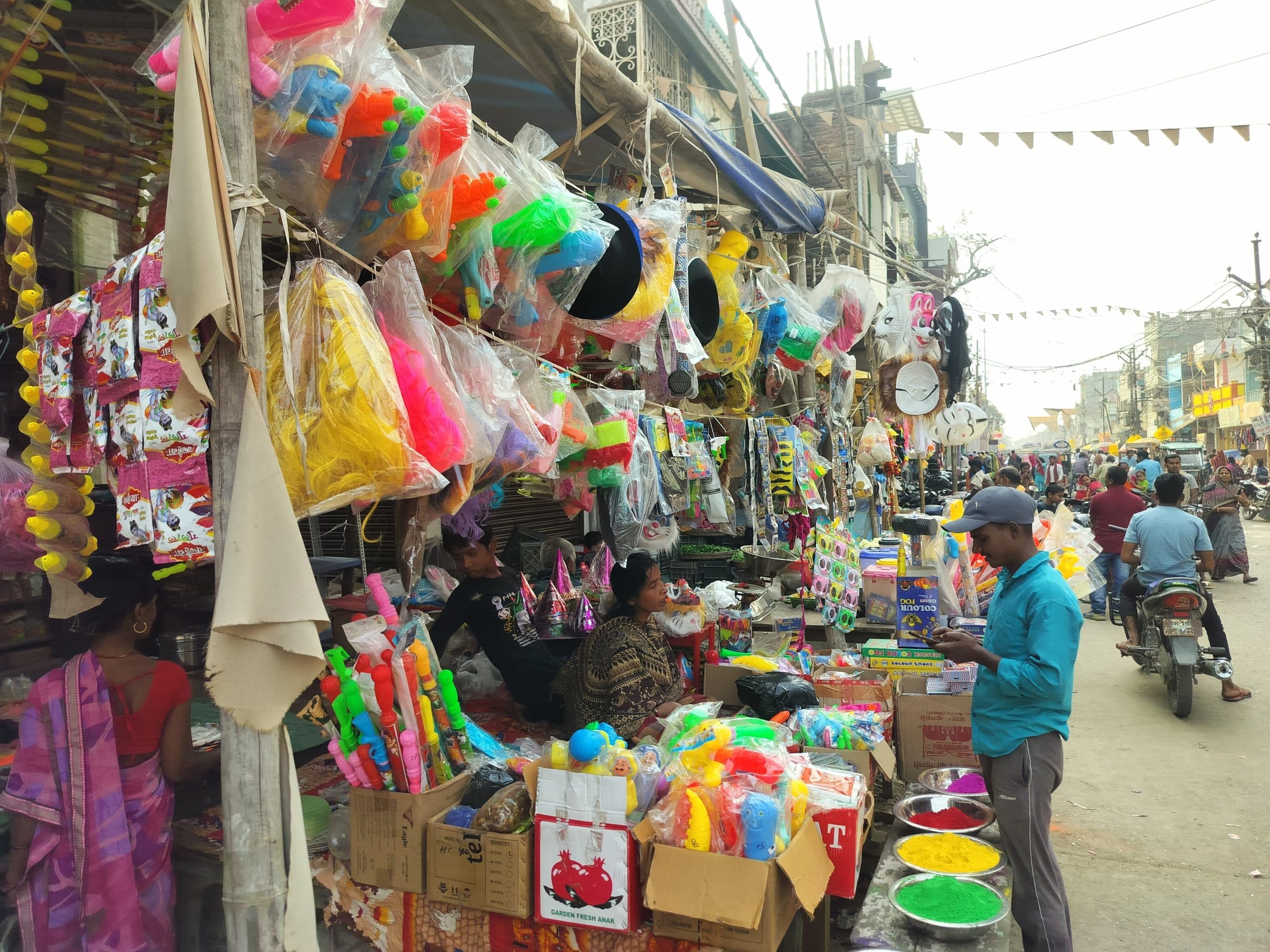 होली में रंग बरसाने दिल्ली से आयी है चार्जर बैटरी वाली पिचकारी