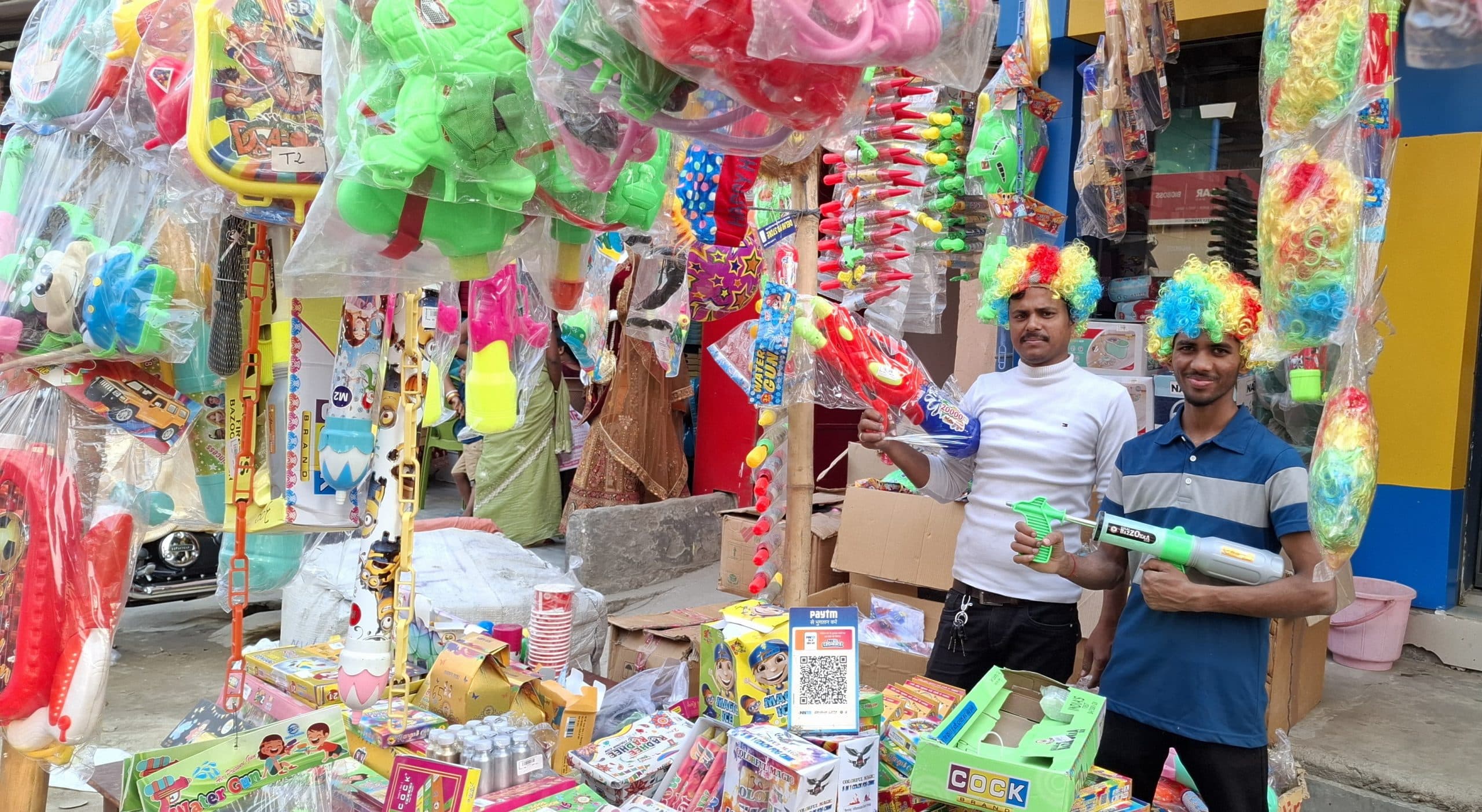 होली के रंग में डूबा बाजार, रंग-पिचकारी की दुकानों पर बढ़ी भीड़