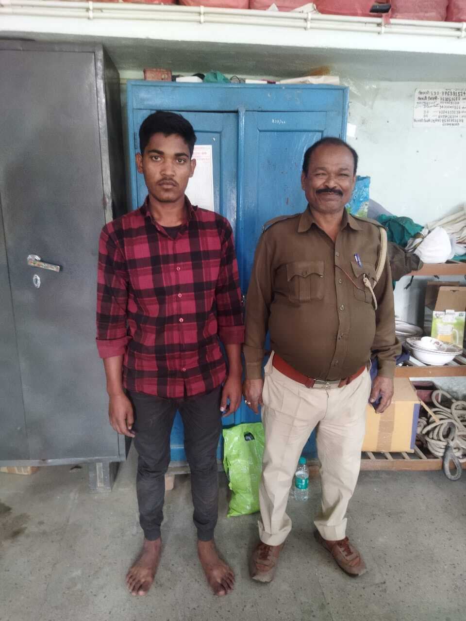 कोडिन युक्त कफ सिरप के साथ एक तस्कर गिरफ्तार