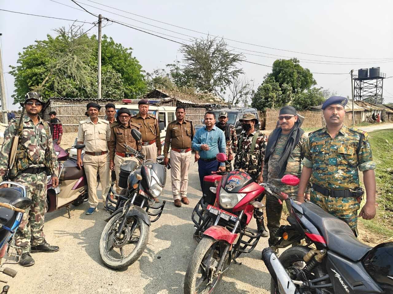 पुलिस ने फ्लैग मार्च निकाल शांतिपूर्ण होली मनाने का दिया संदेश