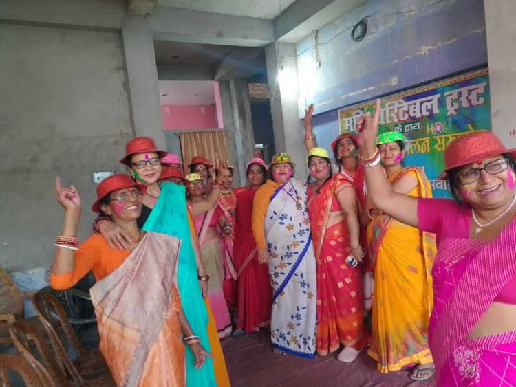 महिला होली मिलन समारोह, फूलों की खेली गयी होली