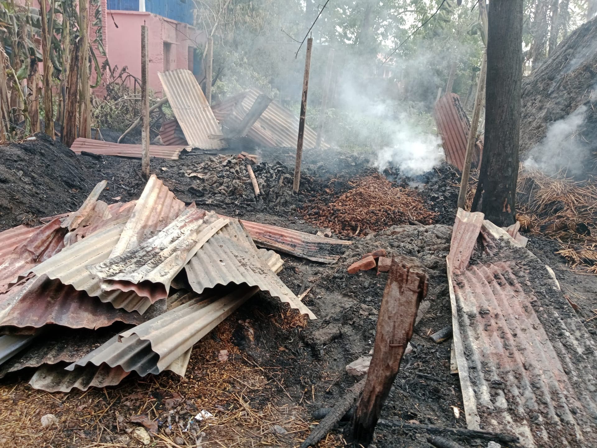 आग लगने से छह घर जले, लाखों की क्षति
