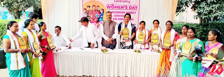 Jamshedpur news. न्युवोको सीमेंट प्लांट ने सामाजिक योगदान के लिए महिलाओं को किया सम्मानित