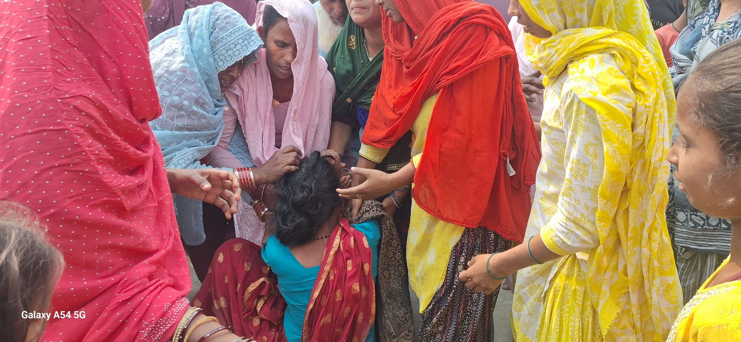 ट्रैक्टर पलटने से चालक की मौत, परिजनों का रो-रोकर बुरा हाल