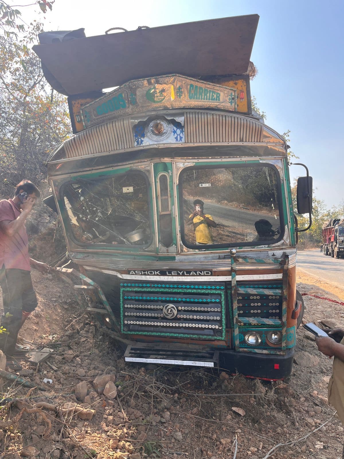 डेढ़टंगवा घाटी में ट्रक दुर्घटनाग्रस्त, बचा चालक