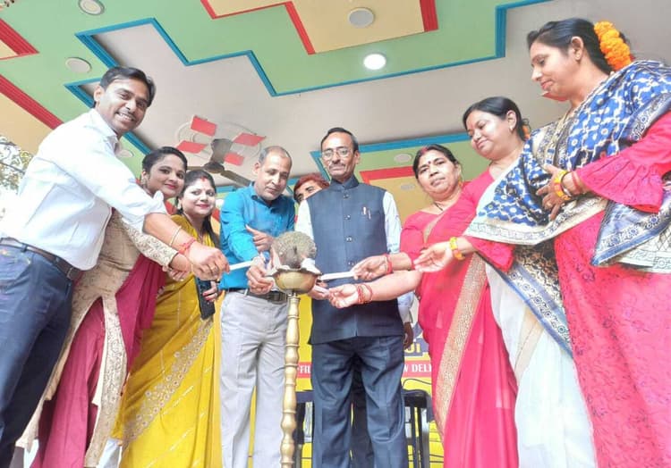 होली खेले रघुबीरा.... गीत पर थिरका विद्यालय परिवार