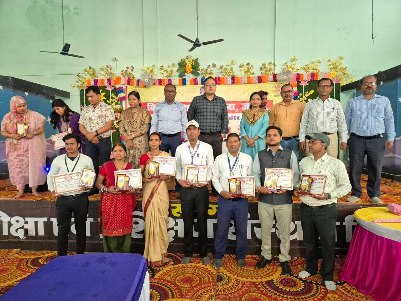 टीएलएम मेला में शिक्षकों ने लर्निंग मेटेरियल को किया प्रस्तुत