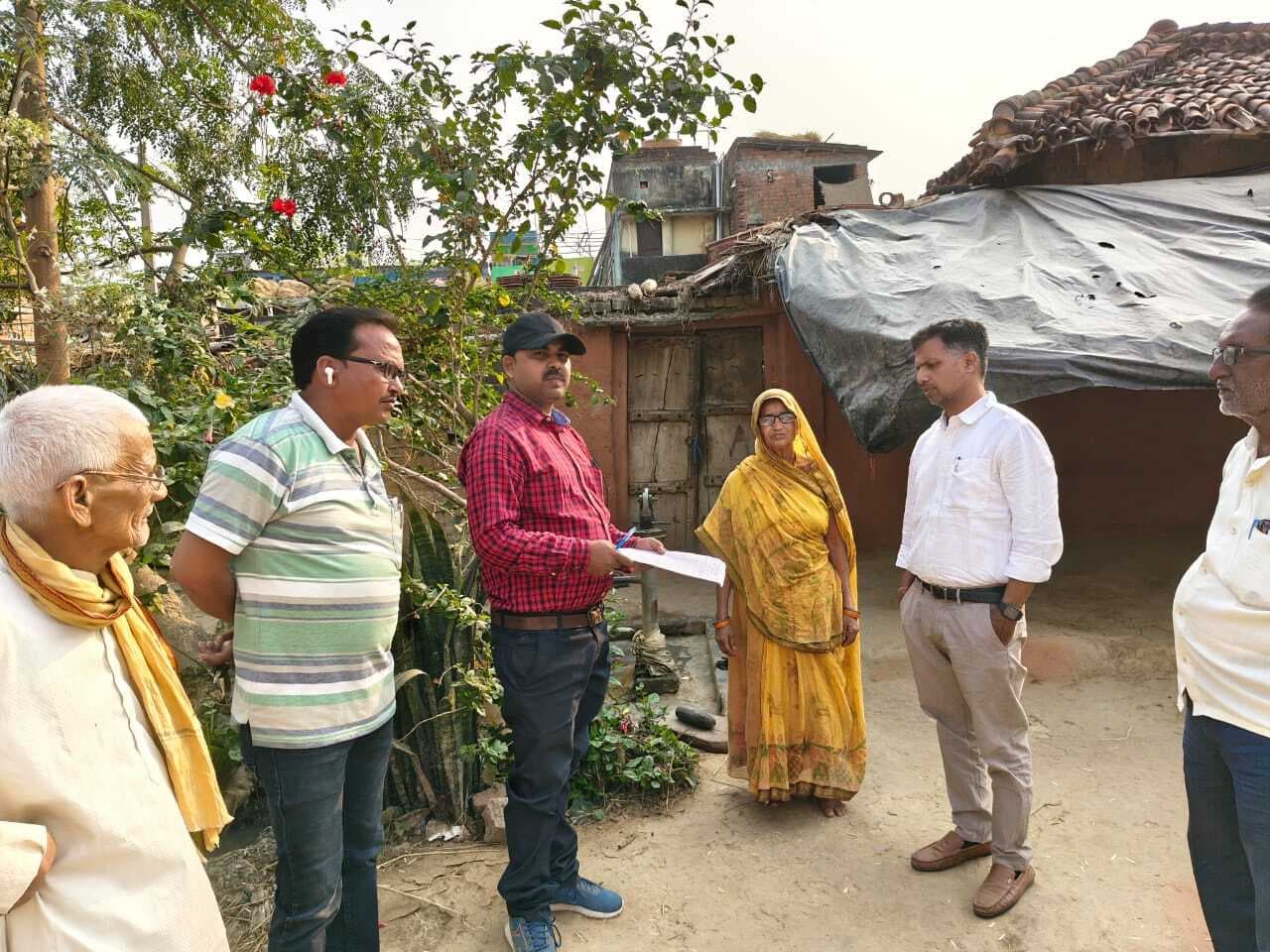 आवास योजना के सर्वे को लेकर निदेशक ने किया रेंडम जांच