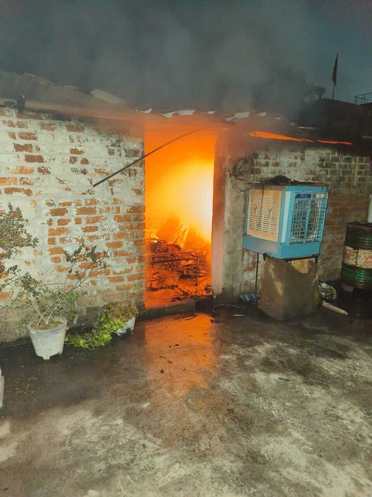 Jamshedpur news. मानगो : घर में लगी आग, चार लाख का नुकसान