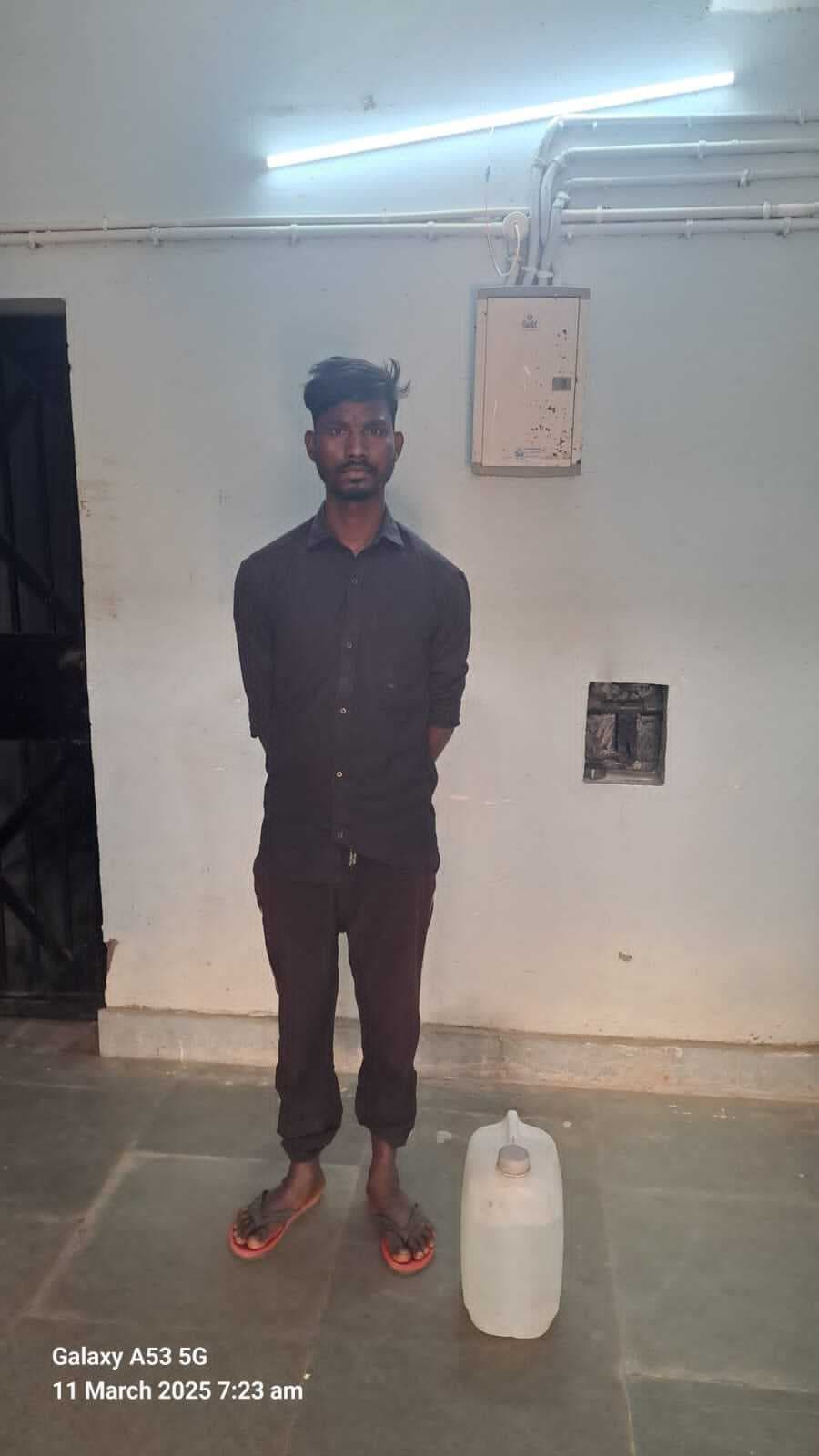 पंद्रह लीटर महुआ शराब के साथ तस्कर गिरफ्तार