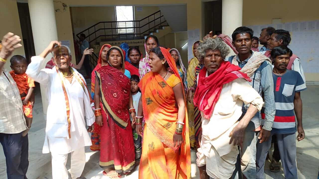 Madhubani News : ग्रामीणों ने आवास सहायक के खिलाफ की नारेबाजी