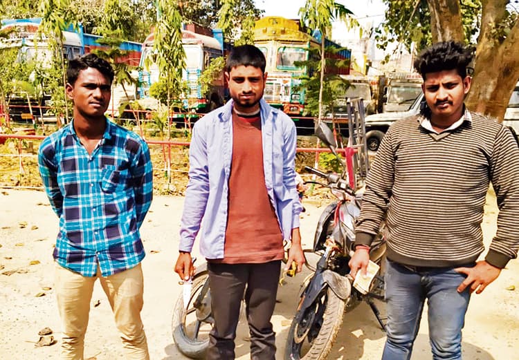 Gopalganj News : यूपी में शराब लाने जा रहे तीन तस्कर चोरी की दो बाइकों और चाकू के साथ गिरफ्तार