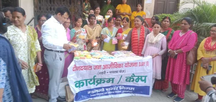 Jamshedpur news. एसएचजी की हर्बल अबीर, गुलाल और रंग की सरकारी कार्यालयों में डिमांड, मिला ऑर्डर