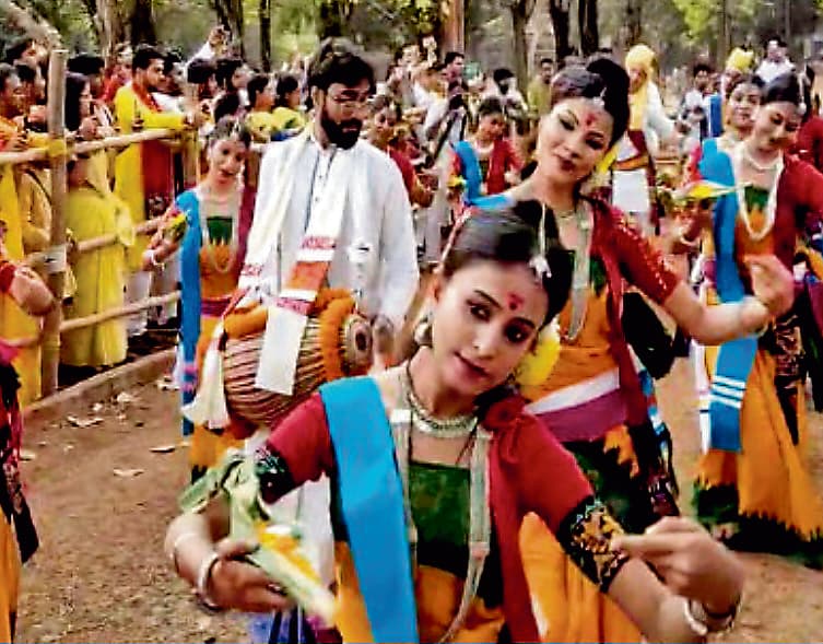 बोलपुर : विश्वभारती शांति निकेतन में मना वसंत उत्सव