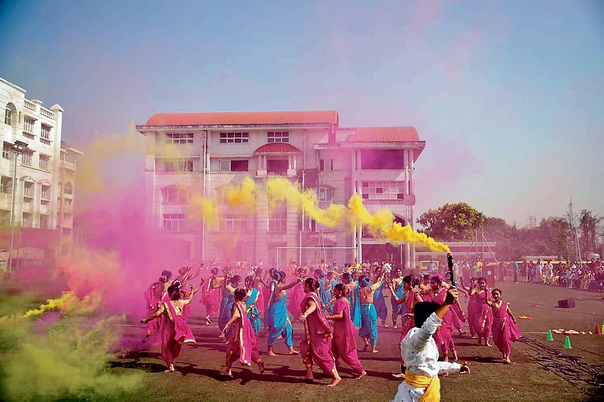 डीपीएस दुर्गापुर में वसंतोत्सव की बहार