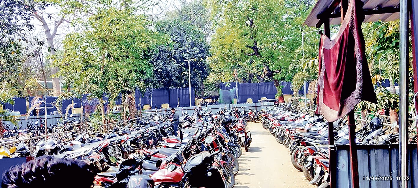 रेलवे स्टेशन के पास पार्किंग टेंडर धारक की मनमानी, श्रमिक नेता का आरोप