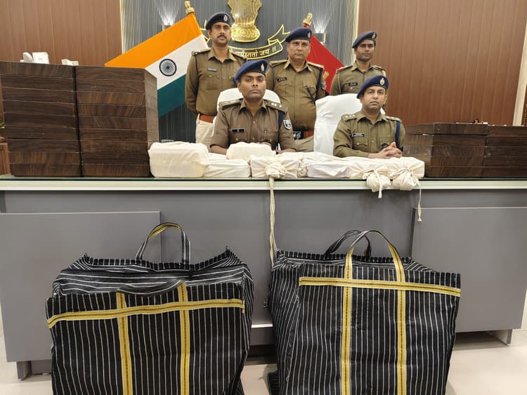 शहर के तनिष्क ज्वेलरी शोरूम में लूटपाट के बाद रामगढ़िया के रास्ते भागे थे सभी अपराधी