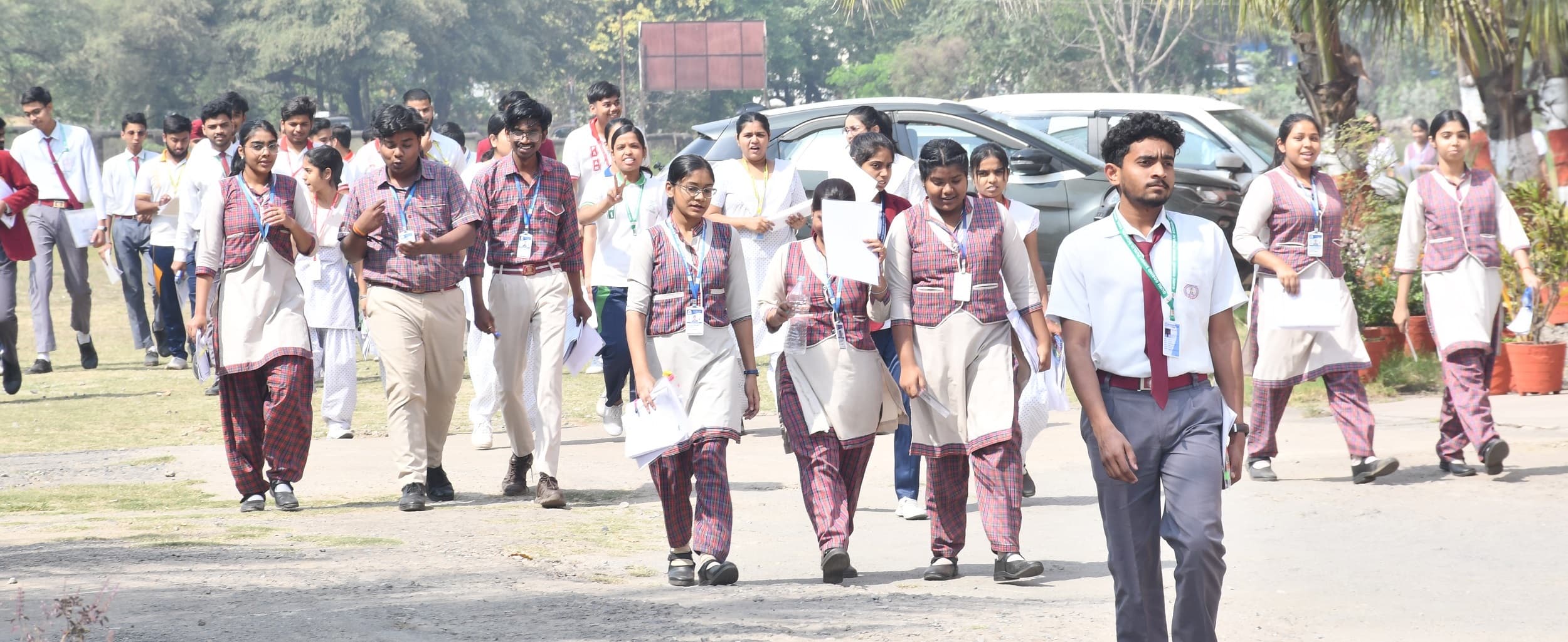 Bokaro News : अंग्रेजी की परीक्षा देकर केंद्रों से निकले विद्यार्थियों के चेहरे खिले