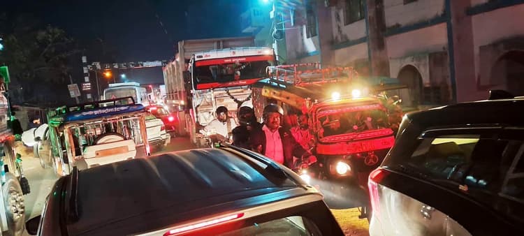 Bhagalpur news अकबरनगर में आठ घंटा महाजाम में सैकड़ों ट्रक फंसे