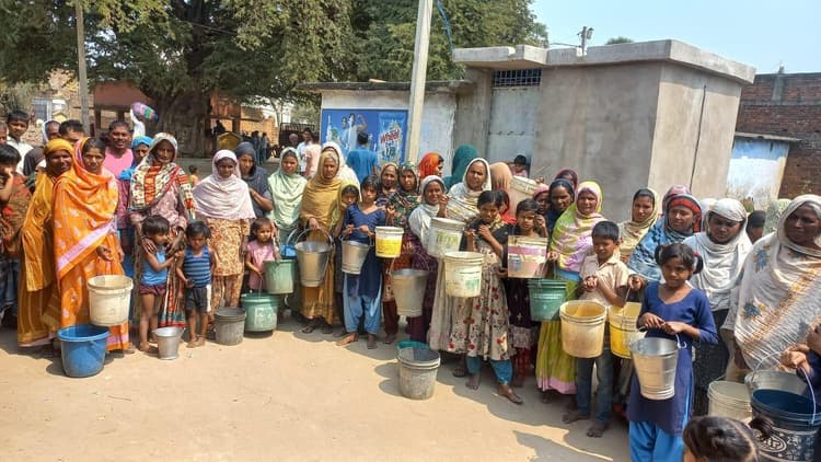 Bhagalpur news दरियापुर के ग्रामीण डेढ़ वर्ष से पेयजल संकट से परेशान, किया विरोध