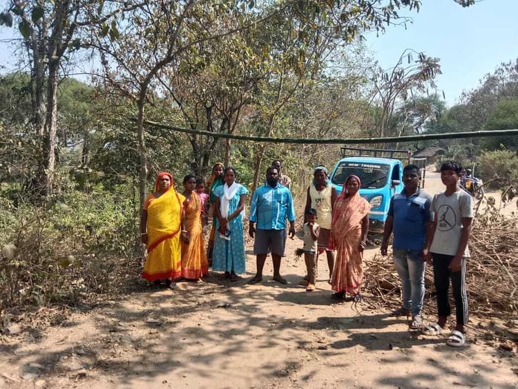 East Singhbhum News : बागजाता में दूसरे दिन भी रैयत ने सड़क जाम रखा, माइंस में उत्पादन और अयस्क ढुलाई ठप