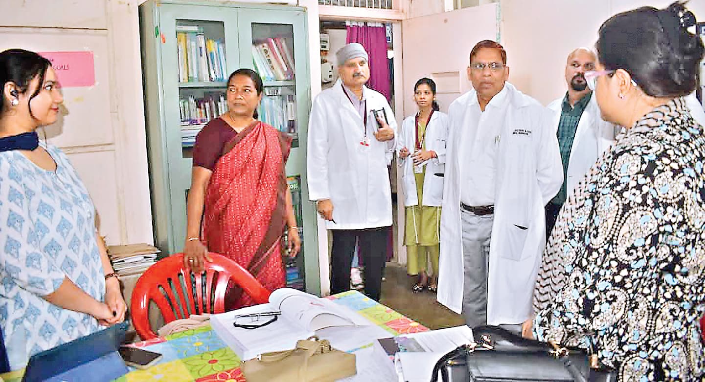 Ranchi News : रिम्स निदेशक ने अस्पताल परिसर का निरीक्षण किया